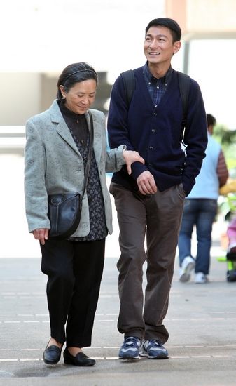 Roger和桃姐两人散步时手的姿势转变是电影中层层推进的象征性寓意所在。