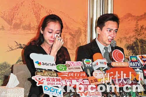 两人不仅嚎啕大哭，还同用一张纸巾抹眼泪。