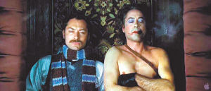 在《大侦探福尔摩斯2》中，福尔摩斯还为诱敌男扮女装。