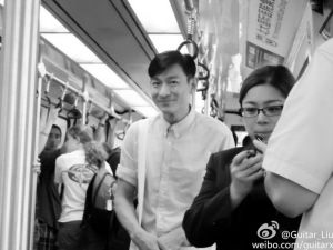 “刘德华现身上海地铁”引起网络轰动