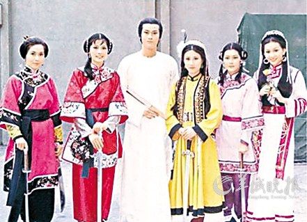 当年《书剑恩仇录》的男主角是郑少秋，图中分别站在他左右的就是黄淑仪和汪明荃