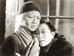 1948年影片《万家灯火》，吴茵（左）与上官云珠。