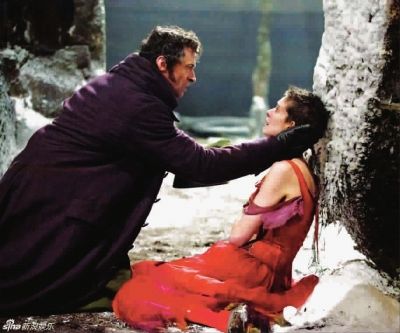 ■休·杰克曼（左）与安妮·海瑟薇在片中分饰冉·阿让和芳汀图TP