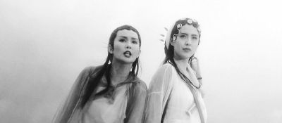 电影《青蛇》剧照，王祖贤扮演白蛇，张曼玉扮演青蛇