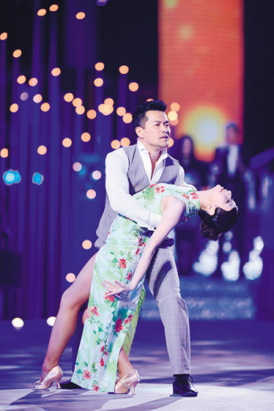 看明星舞蹈还是听草根讲故事？