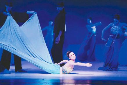 《小美人鱼》中由“水袖”蜕变而至的“水裾”主体形象洋溢着东方智慧