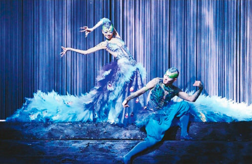 舞剧《孔雀》的多媒体视频设计与舞台的动态形象天衣无缝地交织在一起