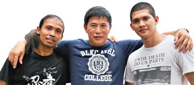 罗礼贤（中）与影片主演伊科·乌艾斯（右）、“疯狗”雅彦·鲁伊安（左）。