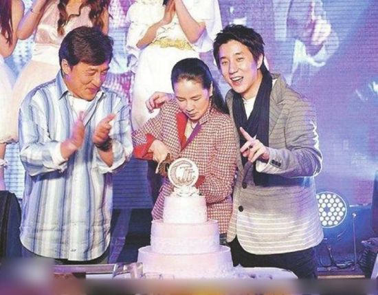 成龙一家这样温馨的画面，在媒体上出现并不多