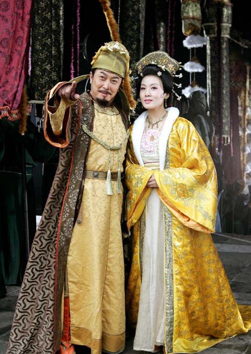 李世民（唐国强 饰）和长孙皇后（韩再芬 饰）