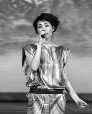 王菲在唱歌时明明把头转向右边，但是同一个镜头拉近景时，王菲竟然是正面