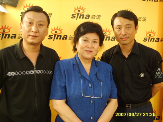 首先代表我师傅的家属,代表侯耀华老师,侯耀中老师,代表我的姑姑侯珍