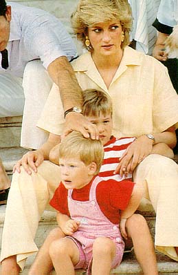 资料图片:戴安娜与两个儿子--观看比赛