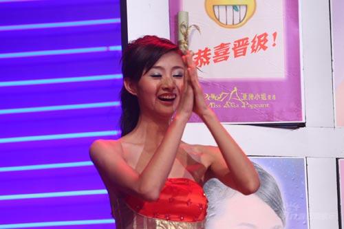 图文:07年亚姐内地总决赛--田晓蕾晋级感谢上苍