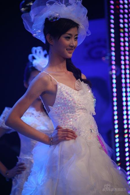 图文:07年亚姐内地总决赛--田晓蕾闪亮婚纱装