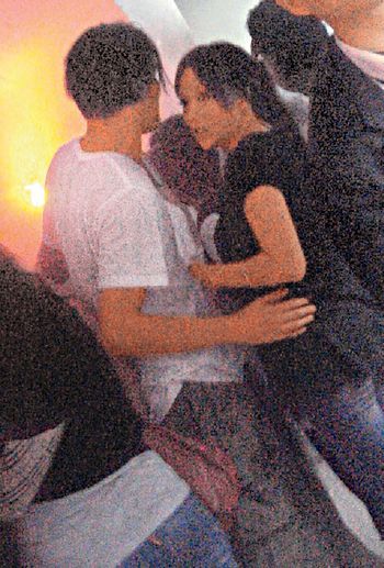 卫诗搭上李嘉欣旧爱陈平治贴身热舞拥成一团