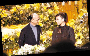 郑少秋连同女儿一起上台，摘下帽子致敬时，露出为拍戏而剃掉的半个光脑袋。