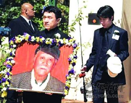 成龙送亡父