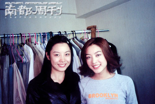 谭静(左)与“艳照门”女主角之一颜颖思。