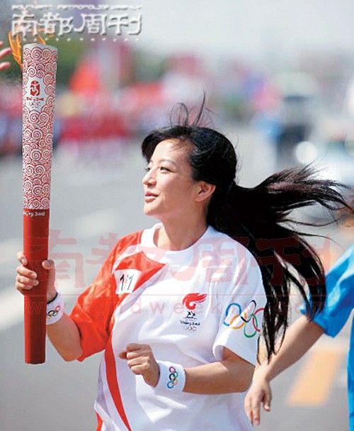 赵薇日前在家乡传递奥运圣火.