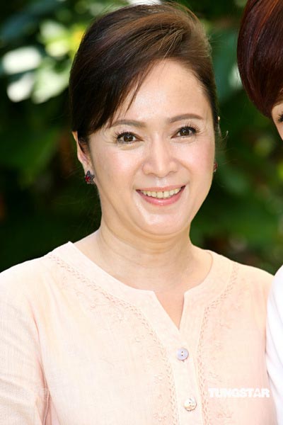 侯佩岑与妈妈亲密拍广告 侯佩岑妈妈慈祥可亲