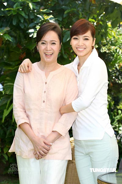 侯佩岑与妈妈亲密拍广告 侯佩岑揽母亲肩膀