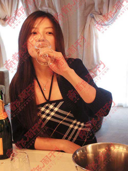 赵薇总是豪爽地一饮而尽。