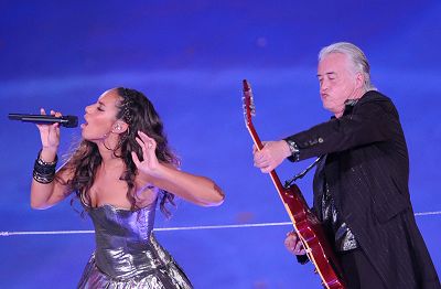 齐柏林飞艇吉他手吉米·佩奇（右）与莱昂娜·刘易斯