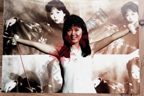 一方面，邓丽君的歌曲开始了民间传播；另一方面，一些与港台歌星风格接近的内地新歌手也在一夜之间被疯狂肯定，当年只有13 岁的程琳就是代表。