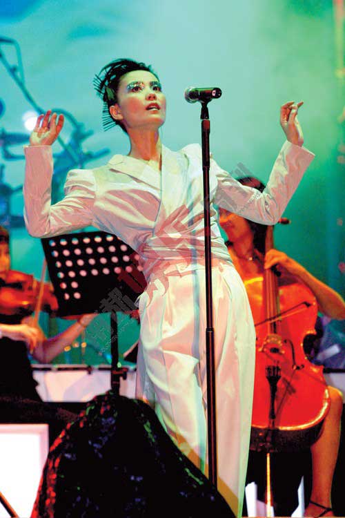 1997年王菲以天价6000万港币签约EMT，造成轰动之外，更是全亚洲最“贵”女歌手纪录。