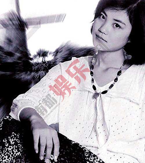 年轻时清纯的王菲。