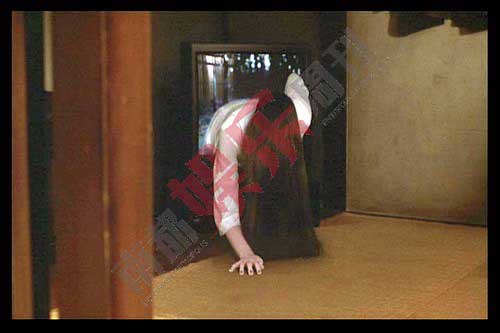 她在《午夜凶铃》里披头散发爬出电视的造型，被称为二十五年来最令人害怕的恐怖镜头之一。