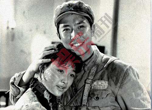 在中国的现当代电影史上，《小花》的出现无论如何都有点横空出世的味道，从内容到形式的探索使当时看惯了传统故事片的观众耳目一新。在那个逐渐打开国门、放眼世界的时代，观众涌进电影院，重新燃起了对电影的热情。