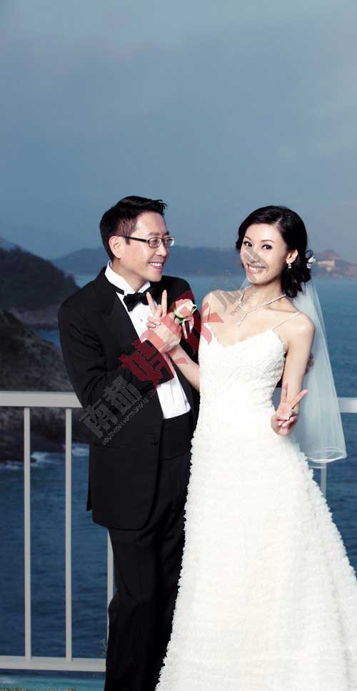 李嘉欣和许晋亨结婚当天拍摄的婚纱照，感情生活曲折不已的李嘉欣终于找到归宿，成功嫁入豪门。