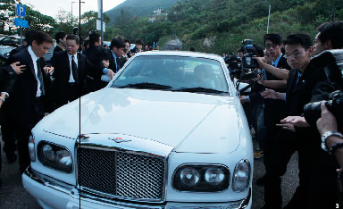 本报记者亲赴现场，当新郎官的车驶入许家大宅，受到了媒体的热烈款待。