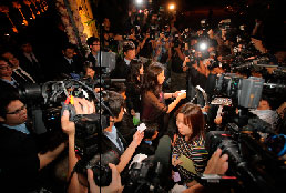 婚礼公关大派利是，据悉媒体记者皆收到一个装有1000元港币的大红包。