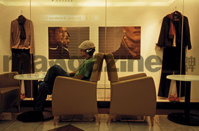 香港橱窗中透出浓浓的时尚味