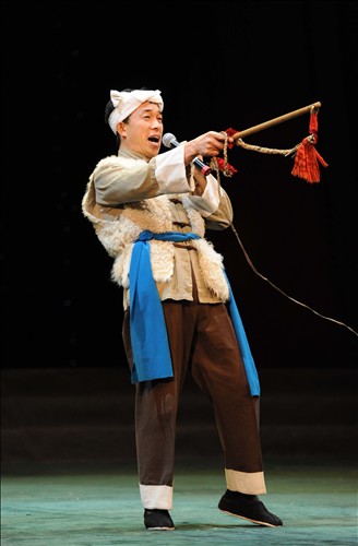 奥运冠军张国政,老一辈表演艺术家张家声等人到场.军旅歌手子琪演唱