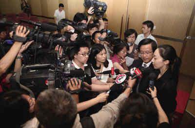 众多媒体追访侯瓒（右一）