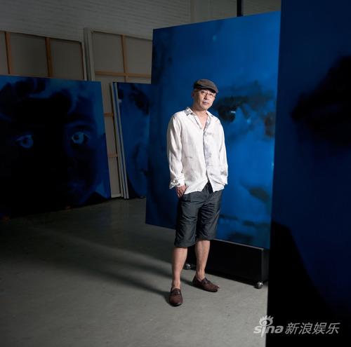 午后的阳光洒入杨少斌位于北京宋庄的工作室。巨大的蓝色画幅堆积在灰色的空间里。