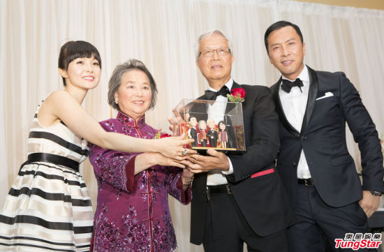 甄子丹与父母、妻子