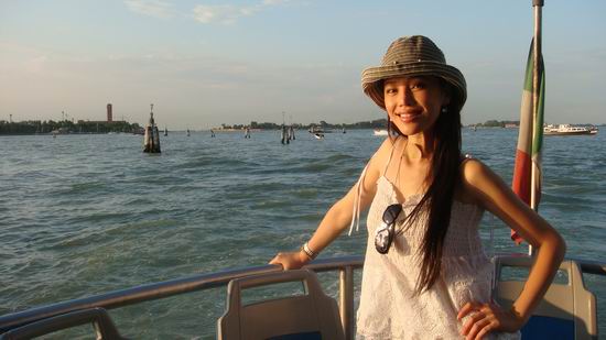 组图:孔维顺利抵达威尼斯 期待红毯盛装抢眼