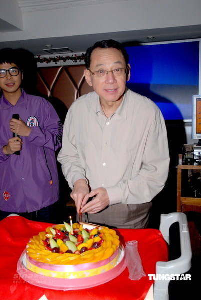杨受成切生日蛋糕
