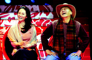 凌峰与太太贺顺顺做客电视节目。