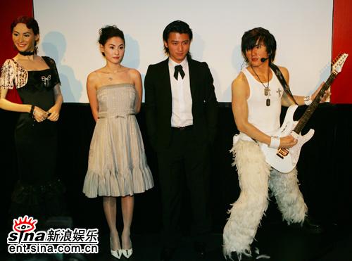 谢霆锋张柏芝与蜡像合影