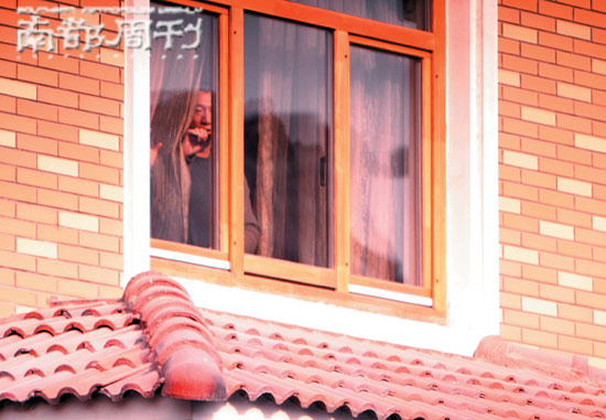 左小青正要启车离去，孙红雷正在窗口情深意切挥手送别。