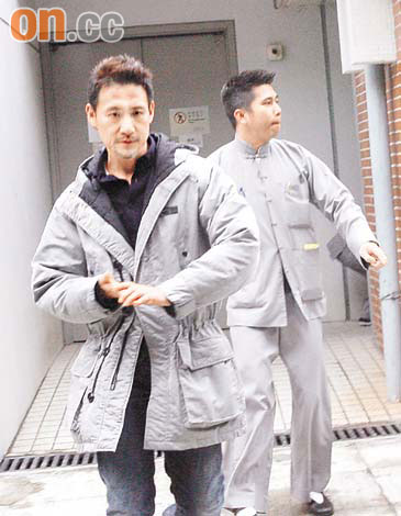 学友自火葬场步出，从此与父亲天人相隔。（图片来源：东方日报）