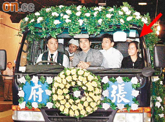 学友（左二）与哥哥（箭嘴示）乘坐灵车时，未有交谈。（图片来源：太阳报）