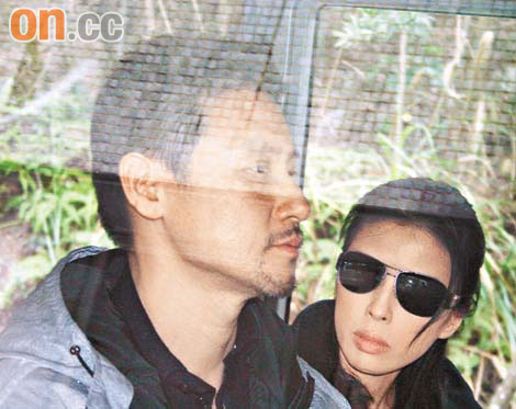 学友与太太罗美薇坐在车上，两人一脸憔悴，神色哀伤。（图片来源：东方日报）