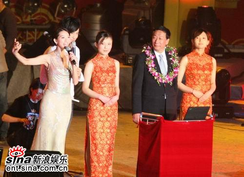 林志玲与郭台铭在晚会上